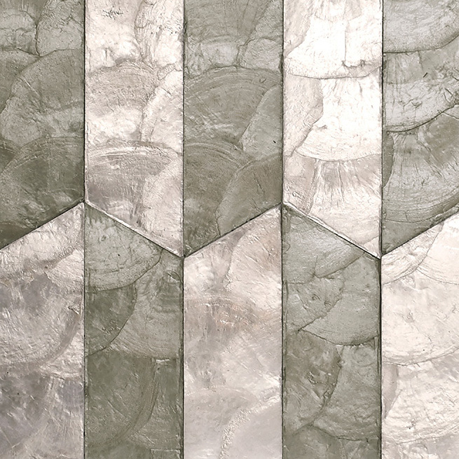 Zilvergrijs behang met een glanzende, geometrische structuur uit de Arte Prisma 33710 collectie.