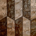 Close-up van Arte behang uit de Prisma 33711 collectie met een geometrisch patroon in aardetinten.