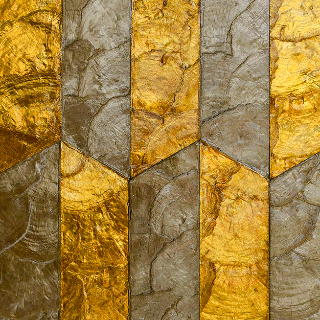 Geometrisch Arte-behang Prisma 33712 met een patroon van goud- en bronskleurige texturen in visgraatmotief.