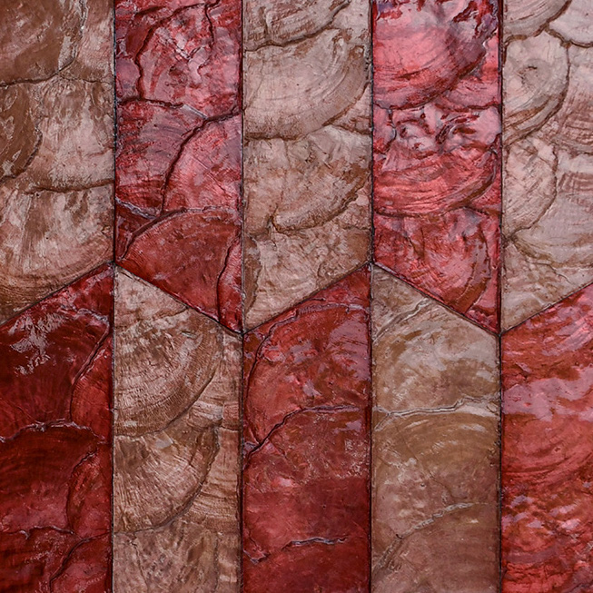 Close-up van het Arte behang Prisma 33713 met een reliëfstructuur in rood- en bruintinten en houtachtige patronen.