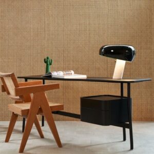 Modern bureau met houten designstoel en zwarte lamp, tegen een muur met Arte Rattan behang.