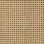 Close-up van het Arte Rattan 85541 behang met een geweven rattanstructuur in natuurlijke kleur op een donkere achtergrond.