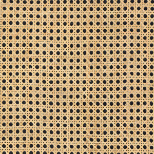 Close-up van het Arte Rattan 85541 behang met een geweven rattanstructuur in natuurlijke kleur op een donkere achtergrond.