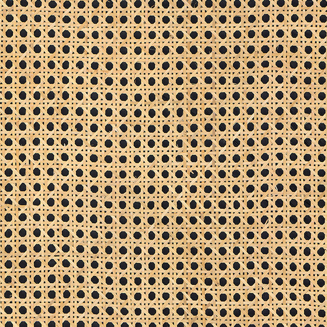 Close-up van het Arte Rattan 85541 behang met een geweven rattanstructuur in natuurlijke kleur op een donkere achtergrond.