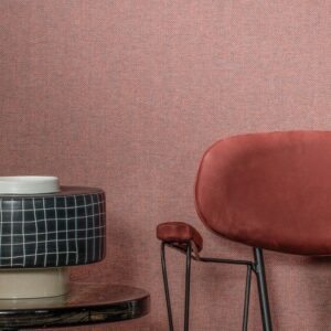 Moderne interieursetting met rood Arte Scope behang, een roodfluwelen stoel en een zwart-witte bijzettafel.
