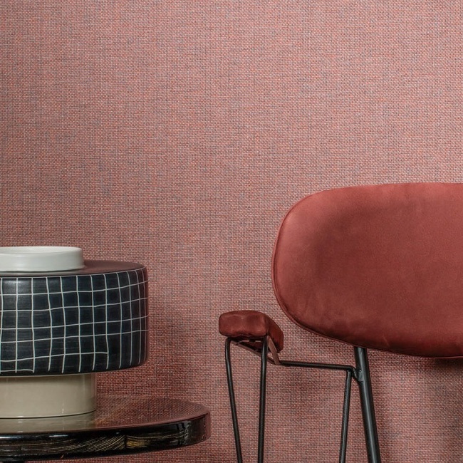 Moderne interieursetting met rood Arte Scope behang, een roodfluwelen stoel en een zwart-witte bijzettafel.