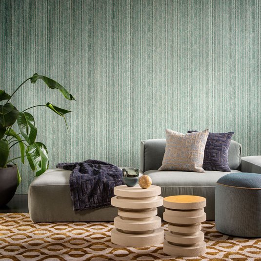 Moderne zithoek met Arte behang Serge 73041, stijlvolle meubels en decoratieve accessoires.