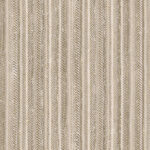 Behang met een fijn, verticaal visgraatpatroon in beige- en zandtinten uit de Arte Serge 73042 collectie.