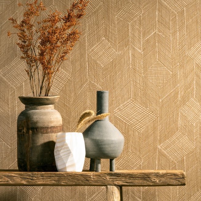 Decoratieve opstelling met aardewerken vazen voor een muur met Shibam-behang van Arte in een geometrisch patroon.