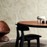Moderne eetkamer met Arte-behang Spiral 64510, een ronde houten tafel en designstoelen.