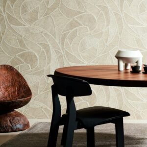 Moderne eetkamer met Arte-behang Spiral 64510, een ronde houten tafel en designstoelen.