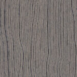 Grijs Arte behang uit de Timber-collectie met een patroon van golvende, verticale houtnerflijnen.