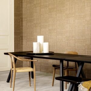 Moderne eetkamer met Arte behang Twine in een warme naturel tint en een zwart houten tafel met houten stoelen.