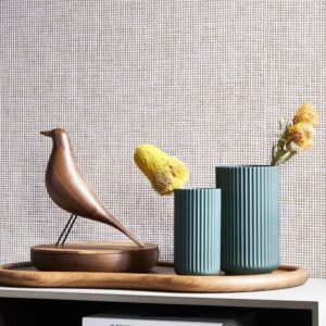 Houten vogelbeeld en geribbelde vazen met bloemen voor Arte Waffle Weave behang.