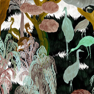 Illustratief Arte-behang uit de Wonderwoods-collectie met exotische vogels, kleurrijke bomen en weelderige planten in een fantasierijk boslandschap.