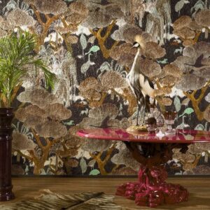 Sfeervolle interieursetting met Arte-behang Wonderwoods 97540, een roze ronde tafel en een decoratieve vogel.