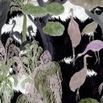 Illustratief Arte-behang uit de Wonderwoods-collectie met sierlijke vogels en fantasierijke planten in zachte pastel- en groentinten.