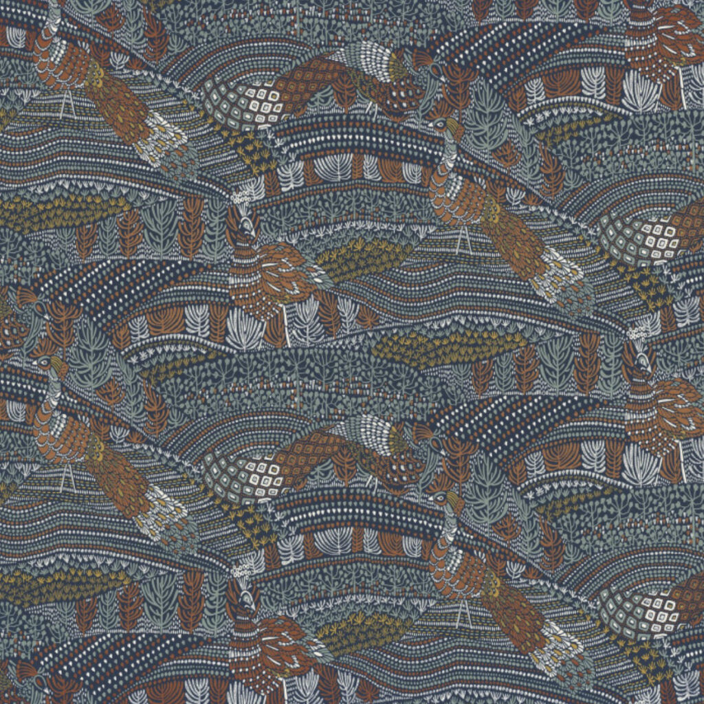 Decoratief behangpatroon CASAMANCE Blossom EDEN 74330395 met sierlijke pauwen en gestileerde planten in aardetinten op een donkerblauwe achtergrond.