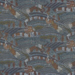 Decoratief behangpatroon CASAMANCE Blossom EDEN 74330395 met sierlijke pauwen en gestileerde planten in aardetinten op een donkerblauwe achtergrond.