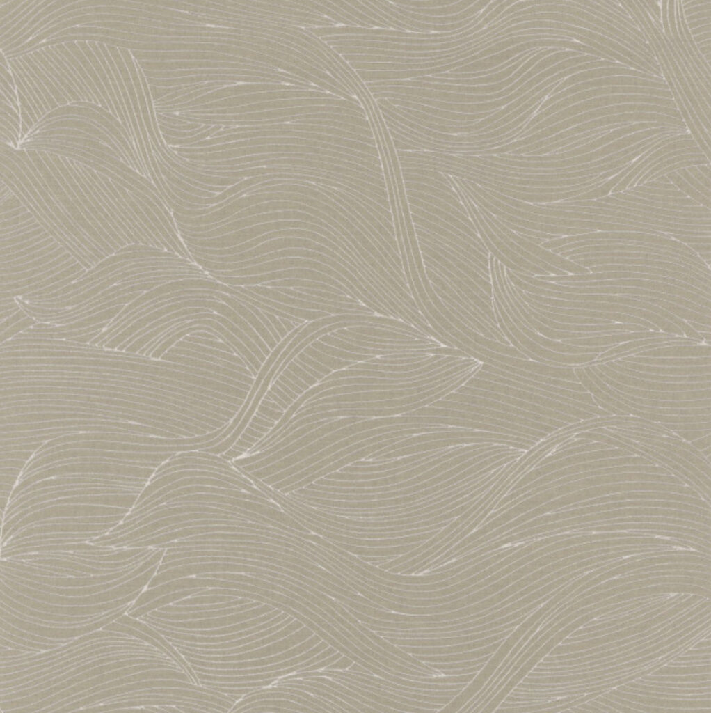 Beige CASAMANCE Alula behang met een golvend patroon van fijne witte lijnen.