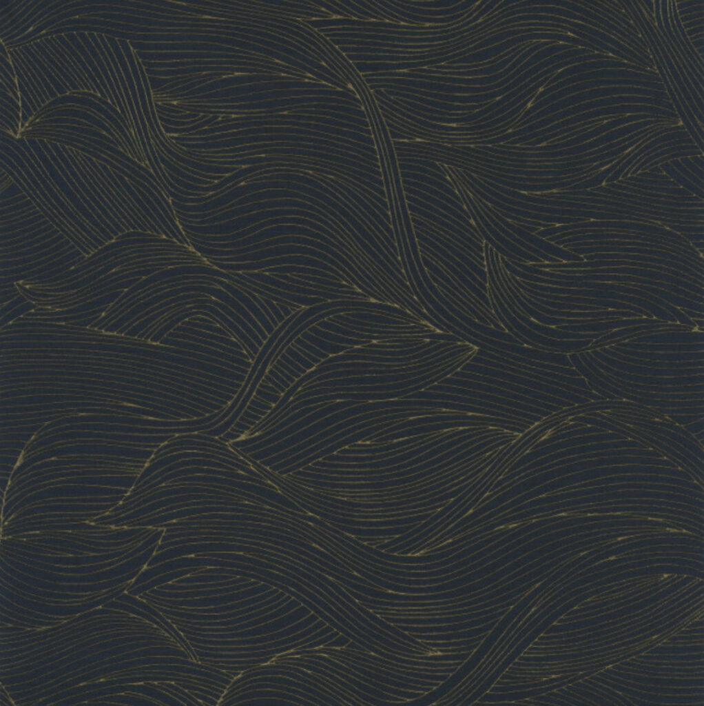 Donkerblauw CASAMANCE Alula behang met een golvend patroon van fijne gouden lijnen.