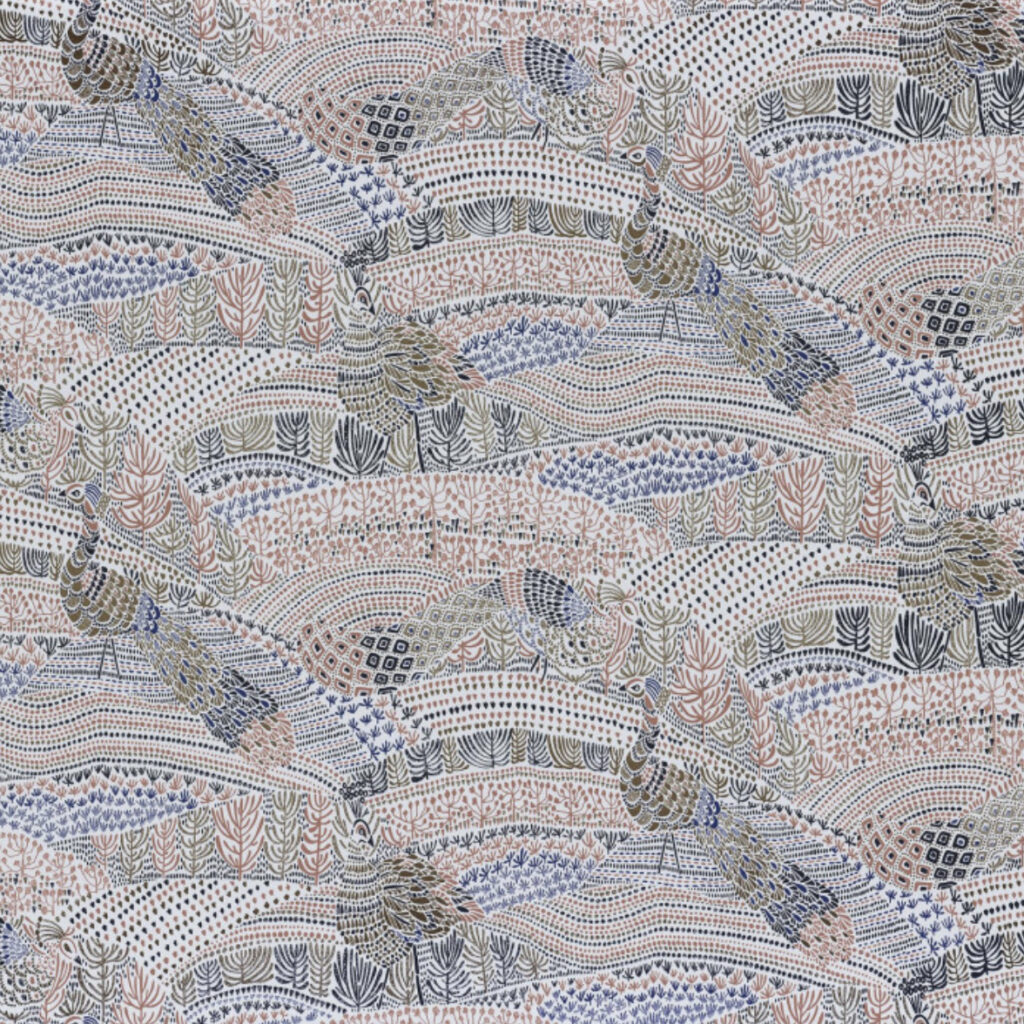 Decoratief CASAMANCE Eden behang met gestileerde pauwen en botanische motieven in zachte tinten blauw, roze en beige.