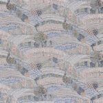 Decoratief CASAMANCE Eden behang met gestileerde pauwen en botanische motieven in zachte tinten blauw, roze en beige.