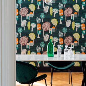 Moderne eetkamer met kleurrijk Elitis-behang 'Balade en Toscane' met speelse bomen en huisjes op een donkere achtergrond.