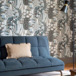 Blauw bankje met beige kussen voor een muur met Elitis Broceliande TP 322 01 behang in organisch patroon.