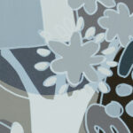 Abstract bloemenpatroon in grijs- en blauwtinten op Elitis behang Broceliande TP 322 01.
