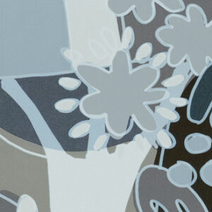 Abstract bloemenpatroon in grijs- en blauwtinten op Elitis behang Broceliande TP 322 01.