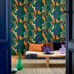 Interieur met kleurrijk Elitis behang Broceliande TP 322 04, lage zitkussens en een houten salontafel.