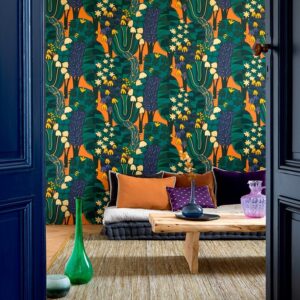 Interieur met kleurrijk Elitis behang Broceliande TP 322 04, lage zitkussens en een houten salontafel.