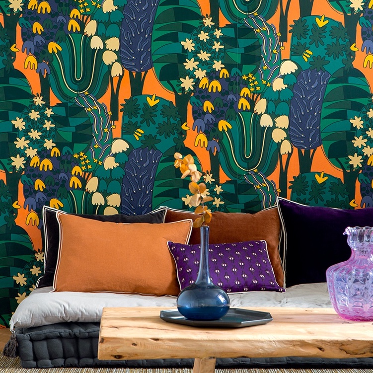 Interieur met kleurrijk Elitis Broceliande TP 322 04 behang met botanisch patroon, velvet kussens en houten salontafel.