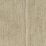Beige Elitis Corinthe VP 920 02 behang met een textielachtige linnenstructuur en subtiele verticale naad.