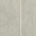Lichtbeige Elitis Corinthe VP 920 04 behang met een geweven linnenstructuur.