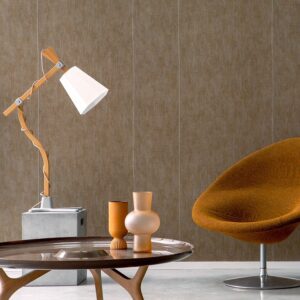 Moderne zithoek met Elitis Corinthe VP 920 05 behang, een oranje designstoel, houten tafellamp en decoratieve vazen op een ronde tafel.