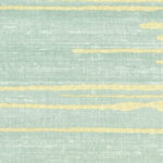 Lichtgroen Elitis behang uit de Kari VP 930 40 collectie met horizontale, goudgele accenten en een linnenstructuur.