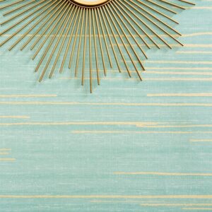 Detail van Elitis behang Kari VP 930 40 met turquoise achtergrond en goudkleurige horizontale accenten, gecombineerd met een decoratieve zonnespiegel.