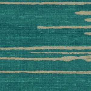 Groenblauw Elitis Kari behang met horizontale beige accenten en een textielachtige structuur.