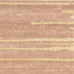Textuur van Elitis behang uit de Kari VP 930 50 collectie met horizontale beige en goudgele lijnen op een bruinroze achtergrond.