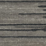 Grijs Elitis behang uit de Kari VP 930 80 collectie met horizontale, donkere strepen en een textielachtige structuur.