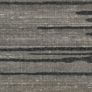 Grijs Elitis behang uit de Kari VP 930 80 collectie met horizontale, donkere strepen en een textielachtige structuur.