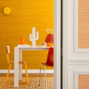 Moderne eetruimte met oranje Elitis Kosa Silk behang en kleurrijke retro-inrichting.