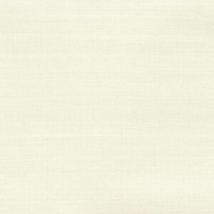 Lichtbeige Elitis Kosa Silk behang met subtiele zijdeachtige textuur.