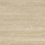 Beige Elitis Kosa Silk behang met een subtiele, zijdeachtige textuur en horizontale lijnen.