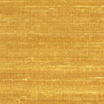 Gouden Elitis Kosa Silk behang met een zijdeachtig, licht textuurpatroon.