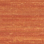Roodbruin Elitis Kosa silk behang met zijdeachtige textuur en subtiele horizontale nerfstructuur.
