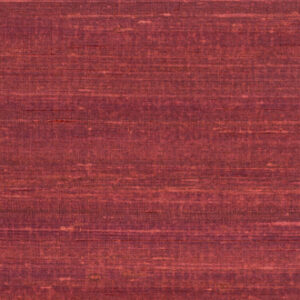 Roodbruin Elitis Kosa silk behang met een zijdeachtige textuur en horizontale geweven structuur.