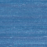 Blauw Elitis Kosa Silk behang met een subtiele, zijdezachte textuur en horizontale lijnen.